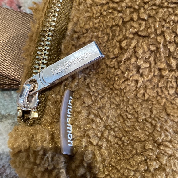 Lululemon Everywhere Belt Bag - Sherpa Burnt Caramel - Picture 5 of 13